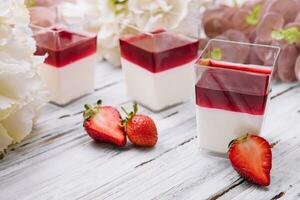 panna cotta con gelatina fragole, italiano dolce foto