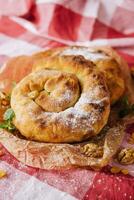 dolce ciambella con marmellata e Noci foto