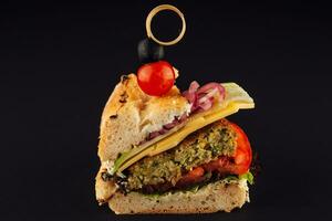 francese baguette Sandwich su nero sfondo foto