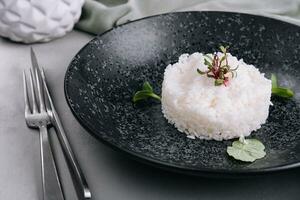 porzione di classico italiano risotto su nero piatto foto