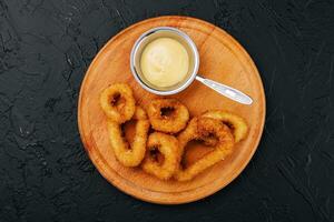 fritte impanato cipolla anelli con salsa foto