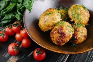 fritte Polpette decorato con insalata e pomodori foto