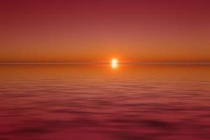 vista sul mare con un bel tramonto sull'acqua. foto