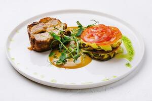 carne bistecca con grigliato verdure su piatto foto