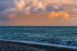 magico cielo rosa pallido con soffici nuvole colorate foto