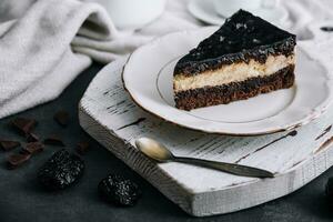 Villetta formaggio torta con prugne e cioccolato foto