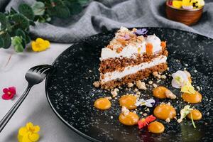 affettato carota torta pieno e sormontato con crema formaggio foto