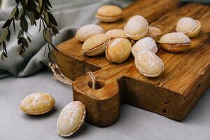 noce sagomato biscotti con caramello su legna foto