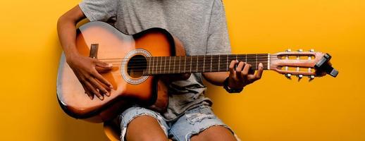 il chitarrista maschio sta accordando la sua chitarra prima di suonare la chitarra ogni volta. foto