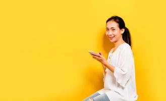 comunicazione online di donne asiatiche ritratto di felice affari asiatici
