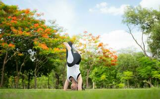 giovane femmina con all'aperto attività nel il città parco, yoga è sua scelto attività. foto