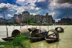 narayanganj, bangladesh, 21 settembre 2018 - barca da pesca tradizionale sulla riva del fiume foto