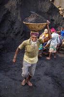 amen bazar, dacca, bangladesh, 2018 - uomini e donne che lavorano duramente per guadagnare denaro. foto