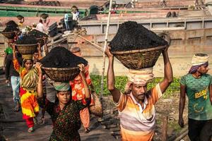 amen bazar, dacca, bangladesh, 2018 - uomini e donne che lavorano duramente per guadagnare denaro. foto
