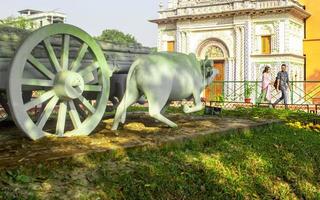 sonargaon, bangladesh, feb, 2019 - statua tradizionale della mucca foto