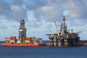 piattaforma di trivellazione petrolifera al giorno nelle isole canarie foto