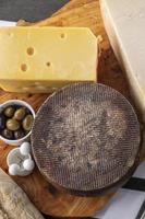 tagliere di formaggi assortiti con olive condite foto