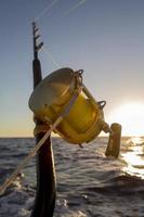 canna da pesca su sfondo tramonto da vicino foto