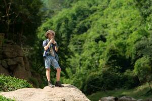 giovane uomo con zaino escursioni a piedi nel il foresta. attivo stile di vita concetto. foto