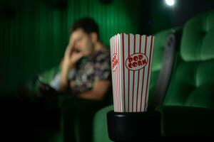 cinema concetto. persone Guardando film a cinema mangiare Popcorn foto