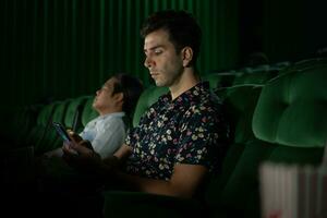 cinema concetto. persone Guardando film a cinema mangiare Popcorn foto