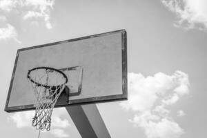 canestro da basket sul cielo blu foto