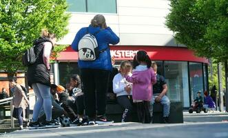 persone siamo a piedi a principale shopping centro di centro città centro di luton città, Inghilterra grande Gran Bretagna UK. Immagine catturato su giugno 2°, 2023 foto