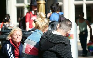 persone siamo a piedi a principale shopping centro di centro città centro di luton città, Inghilterra grande Gran Bretagna UK. Immagine catturato su giugno 2°, 2023 foto