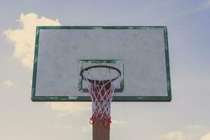 canestro da basket sul cielo blu foto