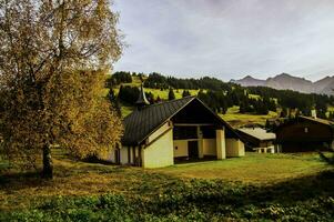 un' piccolo Chiesa nel il mezzo di un' campo foto