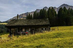 un' piccolo cabina nel il montagne foto