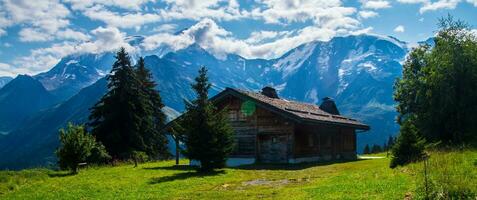 paesaggio di il Alpi nel Francia nel estate foto