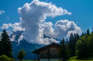 paesaggio di il Alpi nel Francia nel estate foto