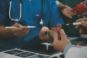 internazionale squadra di professionale medici avendo un' incontro nel conferenza camera a il moderno Ospedale. assistenza sanitaria e medico sviluppo concetto. foto