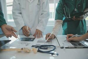 internazionale squadra di professionale medici avendo un' incontro nel conferenza camera a il moderno Ospedale. assistenza sanitaria e medico sviluppo concetto. foto