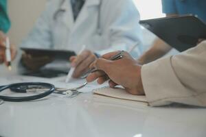 internazionale squadra di professionale medici avendo un' incontro nel conferenza camera a il moderno Ospedale. assistenza sanitaria e medico sviluppo concetto. foto