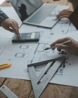 costruzione e struttura concetto di ingegnere Lavorando disegno su planimetria incontro per progetto Lavorando con compagno su modello edificio e ingegneria utensili nel Lavorando luogo, costruzione concetto. foto