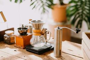 contento giovane adulto coppia fabbricazione prima colazione e potabile caffè insieme nel accogliente casa cucina nel mattina a casa. preparazione pasto e sorridente. stile di vita, tempo libero e amore concetto. foto