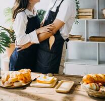 contento giovane adulto coppia fabbricazione prima colazione e potabile caffè insieme nel accogliente casa cucina nel mattina a casa. preparazione pasto e sorridente. stile di vita, tempo libero e amore concetto. foto