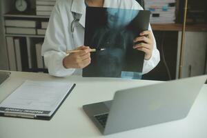 attraente femmina medico rendere in linea video chiamata consultare paziente su il computer portatile. medico assistente giovane donna terapista videoconferenza per ragnatela telecamera. telemedicina concetto. in linea medico appuntamento. foto