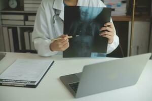 attraente femmina medico rendere in linea video chiamata consultare paziente su il computer portatile. medico assistente giovane donna terapista videoconferenza per ragnatela telecamera. telemedicina concetto. in linea medico appuntamento. foto