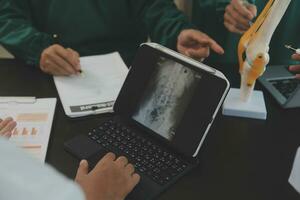 gruppo di medici lettura un' documento nel incontro camera a ospedale foto