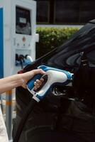 ev ricarica stazione per elettrico auto nel concetto di verde energia e eco energia prodotta a partire dal sostenibile fonte per fornitura per caricabatterie stazione nel ordine per ridurre co2 emissione . foto