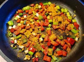 gamberi e verdure piccanti con riso al curry foto