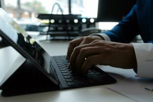 imprenditore uomo d'affari asiatico e donna d'affari che discutono di un nuovo progetto di business in tablet in una riunione moderna in un ufficio moderno, concetto casual business asiatico. foto