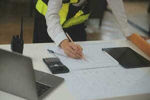 riunione di lavoro di squadra di ingegneri, disegno di lavoro sulla riunione di progetto per il progetto di lavoro con il partner su strumenti di costruzione di modelli e ingegneria nel concetto di cantiere, costruzione e struttura. foto