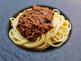 spaghetti alla bolognese con salsa di pomodoro foto