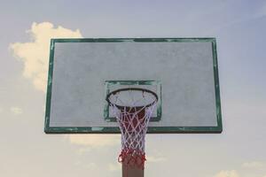 canestro da basket sul cielo blu foto