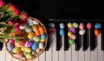 uova pasquali e tasti del pianoforte foto