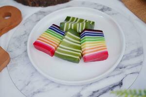 kue lapis o o arcobaleno appiccicoso strato torta, indonesiano tradizionale dolce foto